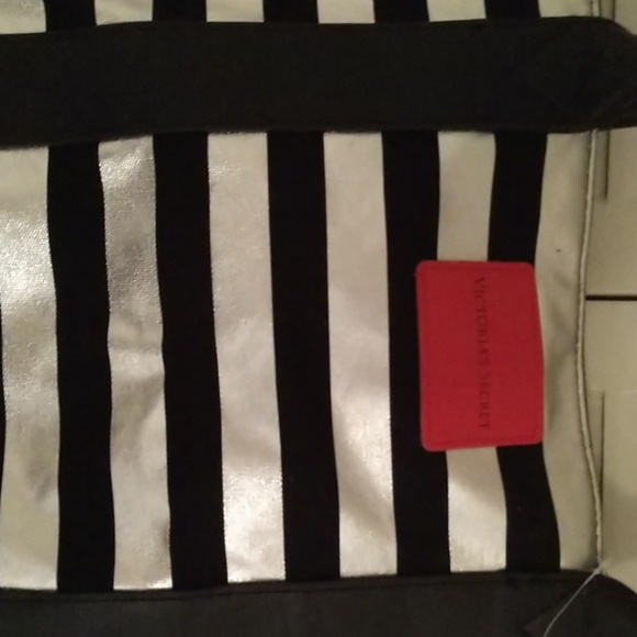 Victoria's Secret's weekender bag quite large! - Picture 2 of 3